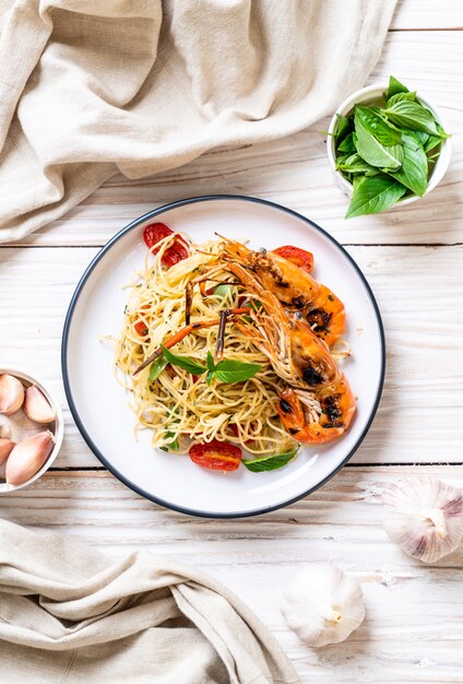 Gebratene Spaghetti mit gegrillten Garnelen und Tomaten