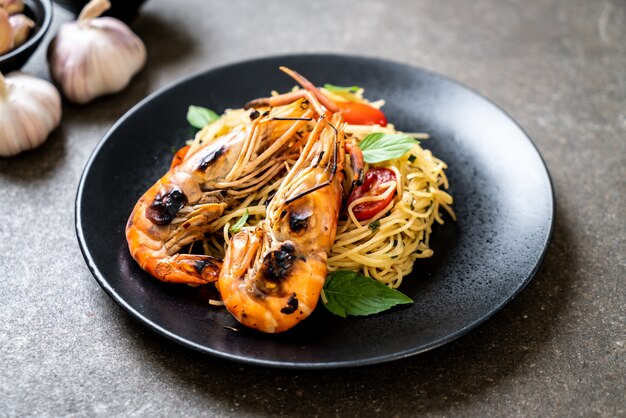 Gebratene Spaghetti mit gegrillten Garnelen und Tomaten