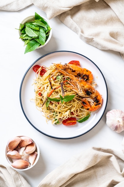 Gebratene Spaghetti mit gegrillten Garnelen und Tomaten