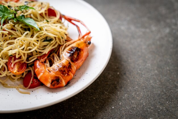 Gebratene Spaghetti mit gegrillten Garnelen und Tomaten