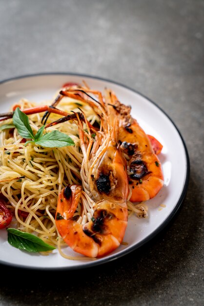 Gebratene Spaghetti mit gegrillten Garnelen und Tomaten