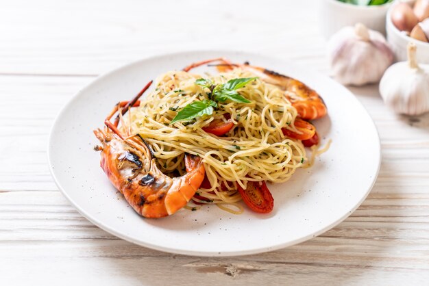 Gebratene Spaghetti mit gegrillten Garnelen und Tomaten