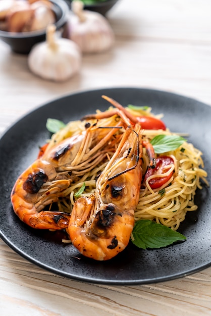 Gebratene Spaghetti mit gegrillten Garnelen und Tomaten