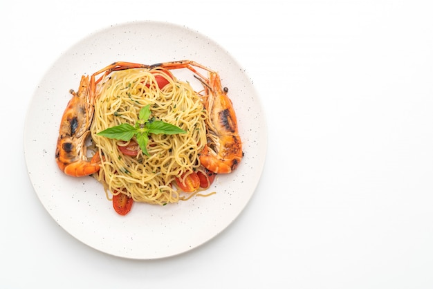 Gebratene Spaghetti mit gegrillten Garnelen und Tomaten