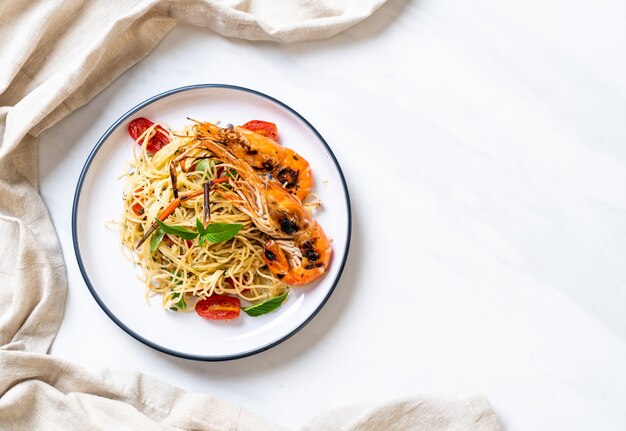 Gebratene Spaghetti mit gegrillten Garnelen und Tomaten