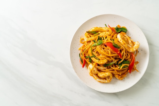 Gebratene Spaghetti mit gesalzenem Ei und Tintenfisch