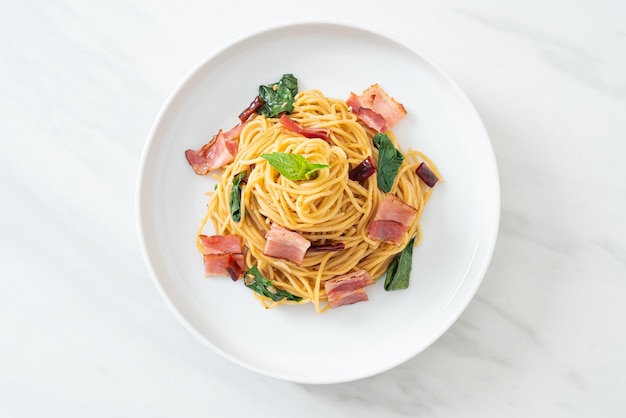 Gebratene Spaghetti mit getrocknetem Chili und Speck