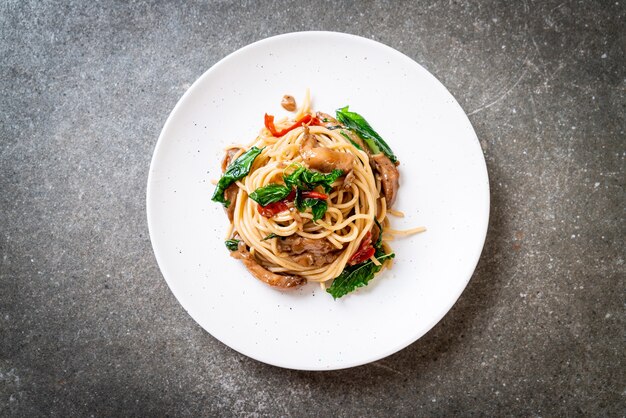 Gebratene Spaghetti mit Hähnchen und Basilikum