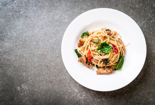 Gebratene Spaghetti mit Hähnchen und Basilikum