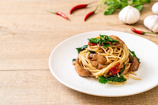 Gebratene Spaghetti mit Hähnchen und Basilikum