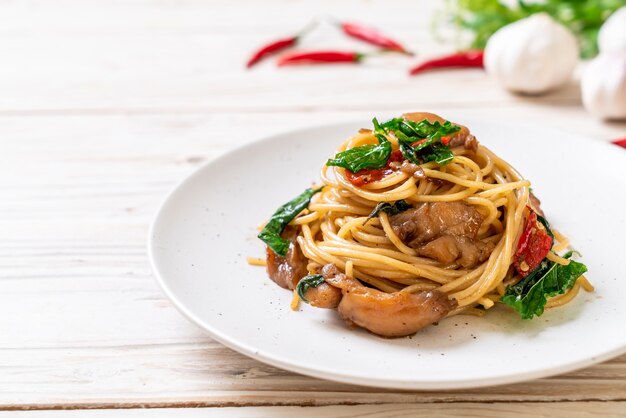 Gebratene Spaghetti mit Hähnchen und Basilikum