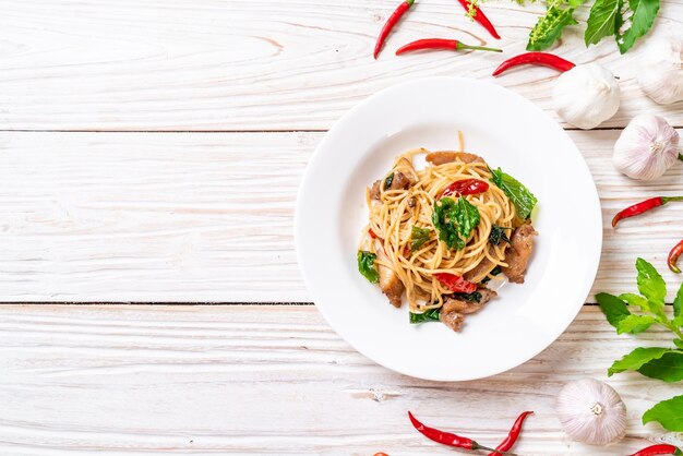 Gebratene Spaghetti mit Hähnchen und Basilikum