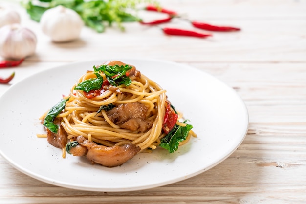 Gebratene Spaghetti mit Hähnchen und Basilikum