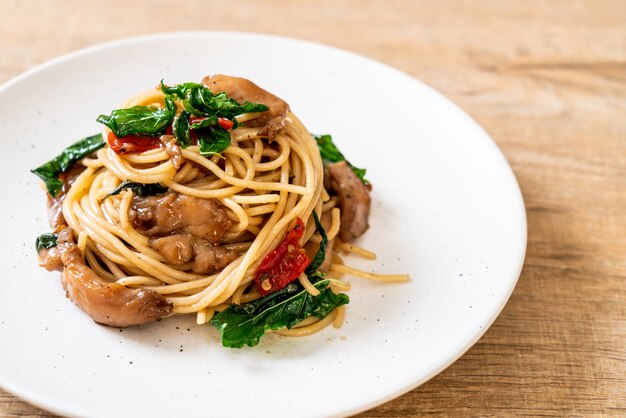 Gebratene Spaghetti mit Hähnchen und Basilikum