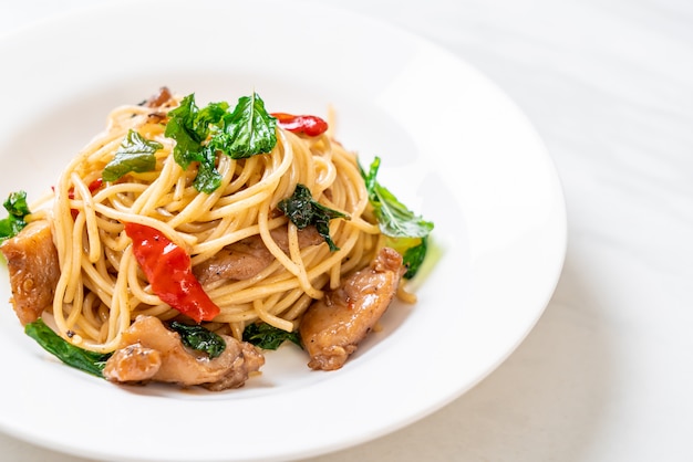 Gebratene Spaghetti mit Hühnchen und Basilikum