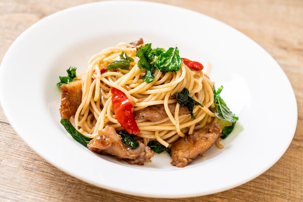 Gebratene Spaghetti mit Hühnchen und Basilikum