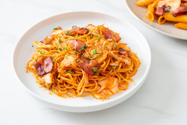 gebratene Spaghetti mit Kimchi und Bacon - Fusion-Food-Stil