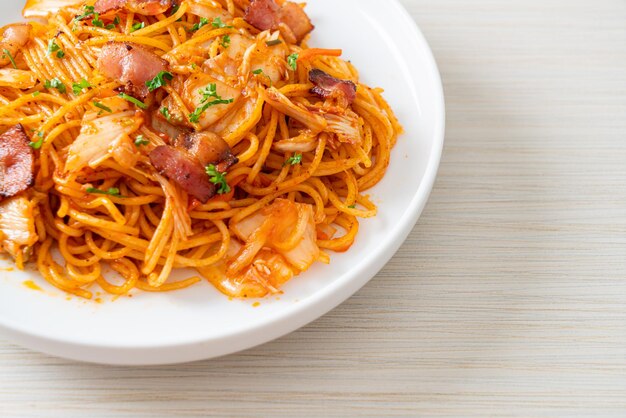 Gebratene Spaghetti mit Kimchi und Speck