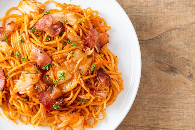 Gebratene Spaghetti mit Kimchi und Speck