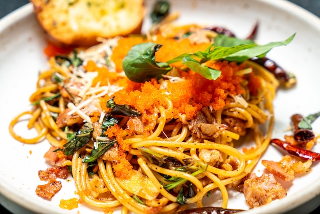 Gebratene Spaghetti mit Knoblauch und Garnelenei