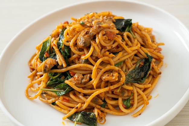 Gebratene Spaghetti mit Muschel- und Chilipaste – Fusion-Food-Stil