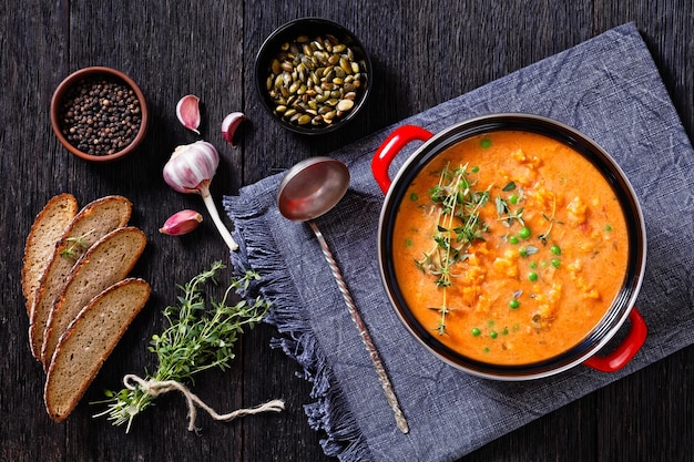 Gebratene Süßkartoffel- und Karottensuppe mit grünen Erbsen