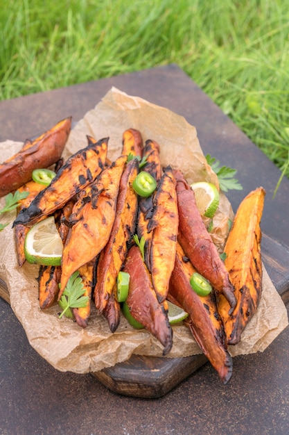 Gebratene Süßkartoffeln auf dem Grill