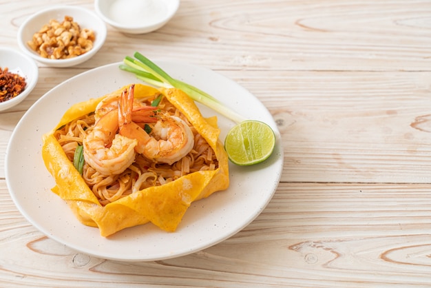 Gebratene Thai-Nudeln mit Garnelen und Eierwickel (Pad Thai) - thailändische Küche