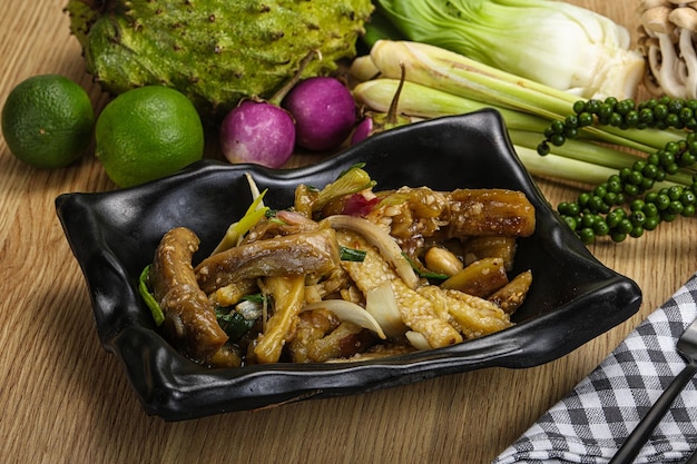 Gebratene thailändische Aubergine mit Zwiebeln