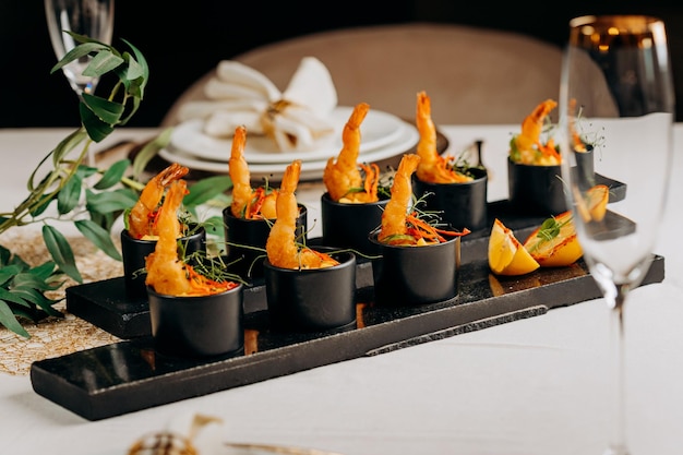 Gebratene Tigergarnelen in Semmelbröseln, serviert mit Mangosauce, bereit für Furshet im Restaurant Meeresfrüchte-Schalentiere