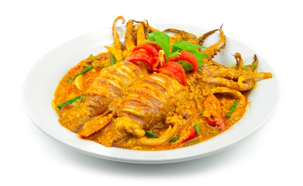 Gebratene Tintenfische mit gelbem Currypulver Thaifood-Fusion-Stil Guter Geschmack Asiatische Lebensmitteldekoration, die Chili-Seitenansicht schnitzt