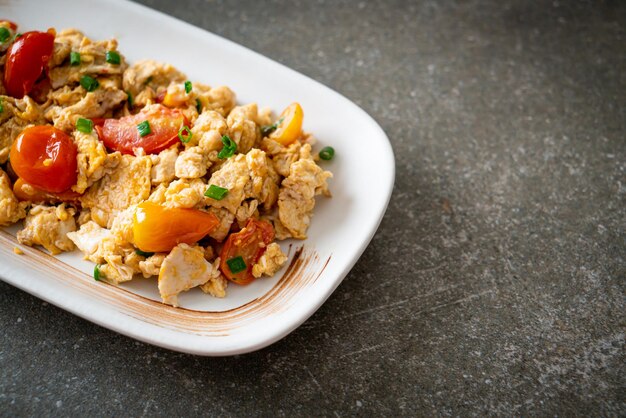 Gebratene Tomaten mit Ei auf Platte