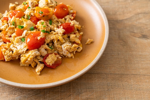 Gebratene Tomaten mit Ei auf Platte