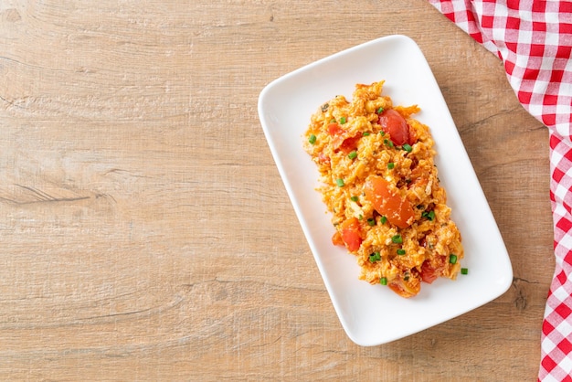 Gebratene Tomaten mit Ei oder Rührei mit Tomaten