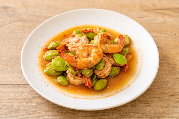 Gebratene Twisted Cluster Bean mit Shrimps - Thai Food Style food