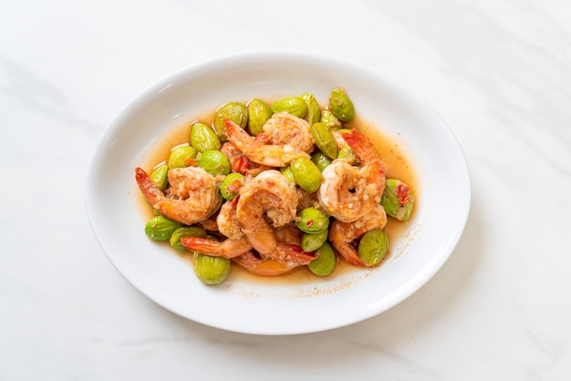 Gebratene Twisted Cluster Bean mit Shrimps - Thai Food Style food