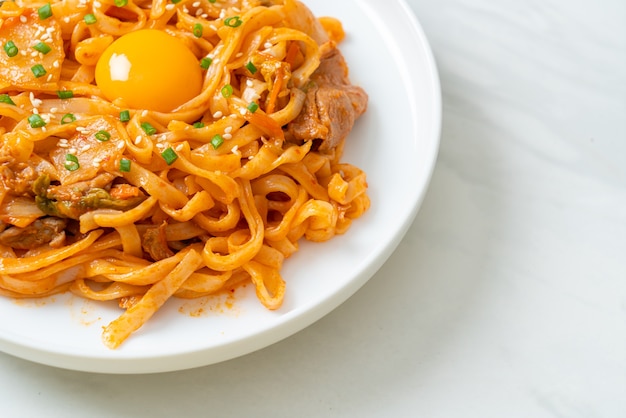 gebratene Udon-Nudeln mit Kimchi und Schweinefleisch - koreanische Küche