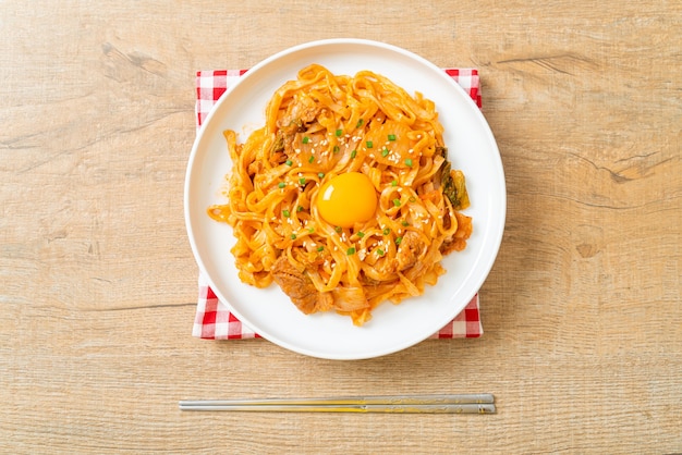 gebratene Udon-Nudeln mit Kimchi und Schweinefleisch - koreanische Küche