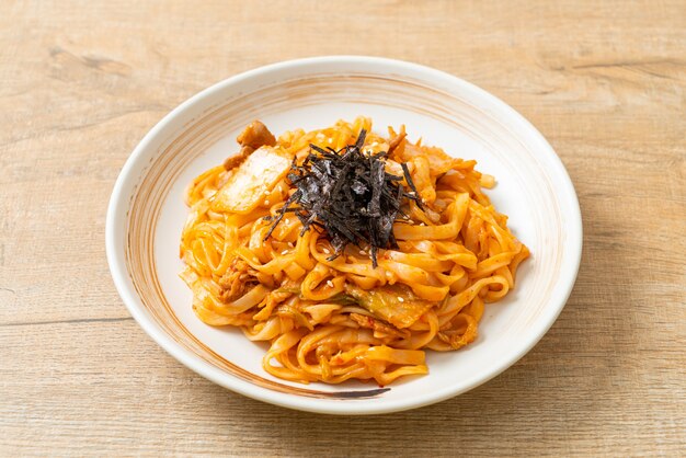 gebratene Udon-Nudeln mit Kimchi und Schweinefleisch - koreanische Küche