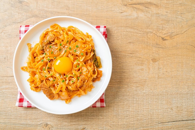 gebratene Udon-Nudeln mit Kimchi und Schweinefleisch - koreanische Küche