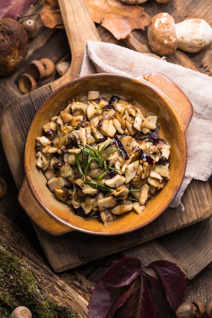 Gebratene Waldpilze, Steinpilze, Zwiebeln. Rustikales Gericht in einer Bratpfanne, vegetarisches Herbstessen auf Sicht