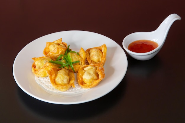 Gebratene Wan-Tan mit Löffel-Tomatensauce aus traditionellem kantonesischem Yumcha Asiatische Gourmet-Küche-Mahlzeit foo