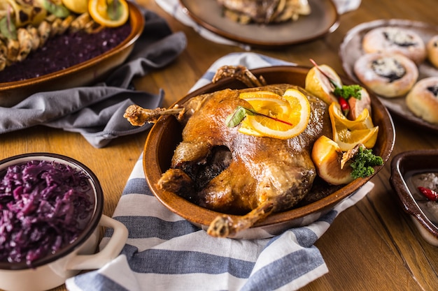 Gebratene Weihnachtsente Rotkohlknödel Leber Fassbier und gebackene Brötchen.