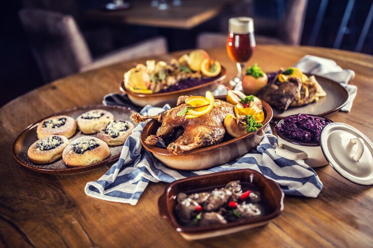 Gebratene Weihnachtsente Rotkohlknödel Leber Fassbier und gebackene Brötchen.