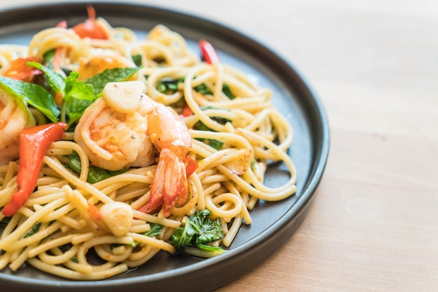 Gebratene würzige Spaghetti mit Garnelen