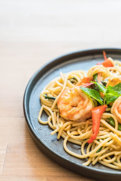 Gebratene würzige Spaghetti mit Garnelen