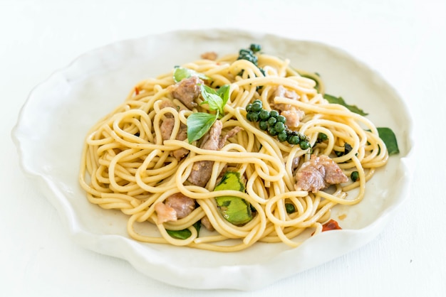 Gebratene würzige Spaghetti mit Schweinefleisch