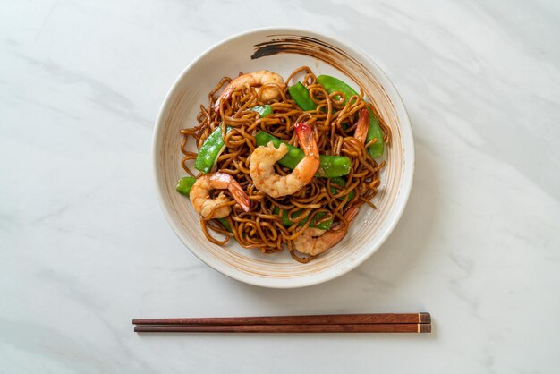 Gebratene Yakisoba-Nudeln mit Erbsen und Garnelen - asiatische Küche