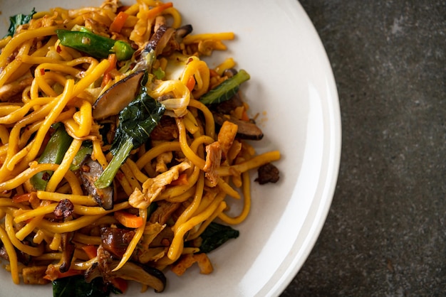 Gebratene Yakisoba-Nudeln mit Gemüse nach veganer Art