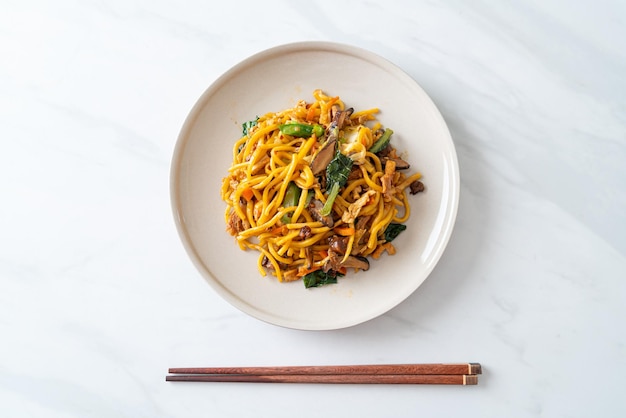 Gebratene Yakisoba-Nudeln mit Gemüse nach veganer Art